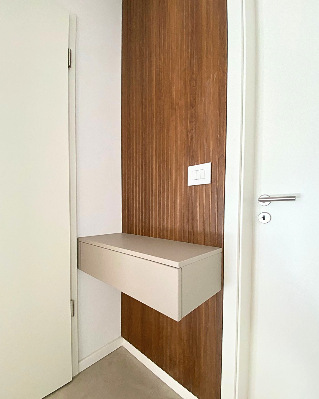 Mobilier pentru hol cu riflaj realizat la comandă de NORVINIA