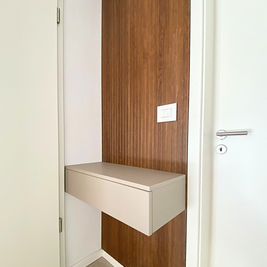 Mobilier pentru hol cu riflaj realizat la comandă de NORVINIA