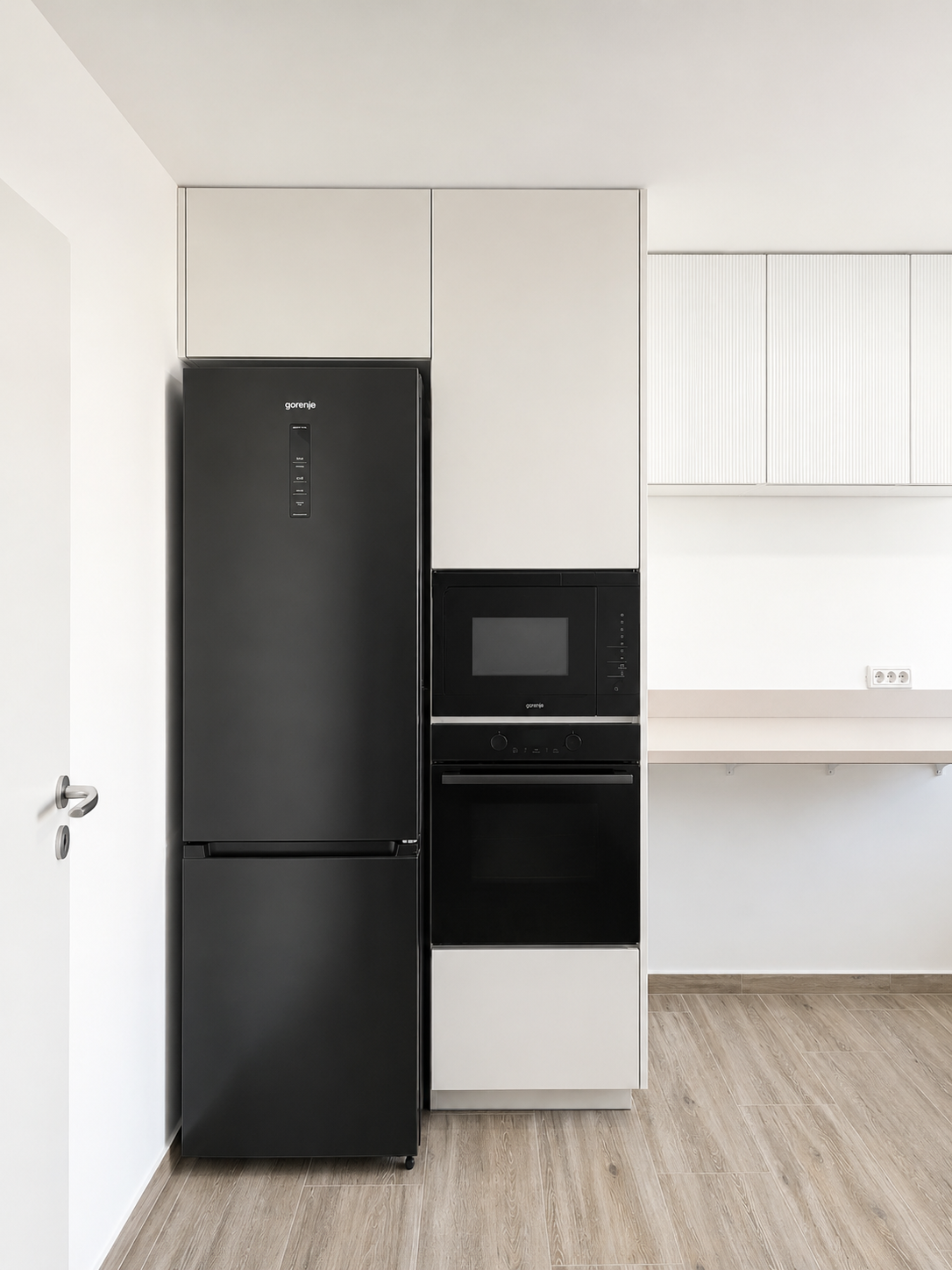 Mobilier de bucătărie NORVINIA, cu fronturi din MDF termoformat, blat termorezistent EGGER și mânere tip profil GOLA, finisaj negru mat