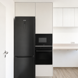 Mobilier de bucătărie NORVINIA, cu fronturi din MDF termoformat, blat termorezistent EGGER și mânere tip profil GOLA, finisaj negru mat