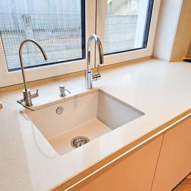 Mobilă bucătărie fabricată la comandă de NORVINIA din MDF termoformat, blat, contrablat și glaf din cuarț compozit