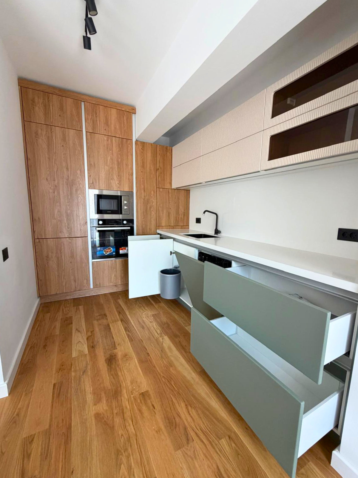 Mobilier de bucătărie NORVINIA, cu fronturi din MDF termoformat, blat și contrablat din cuarț compozit alb și mânere tip profil GOLA, finisaj aluminiu