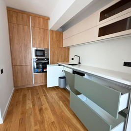 Mobilier de bucătărie NORVINIA, cu fronturi din MDF termoformat, blat și contrablat din cuarț compozit alb și mânere tip profil GOLA, finisaj aluminiu