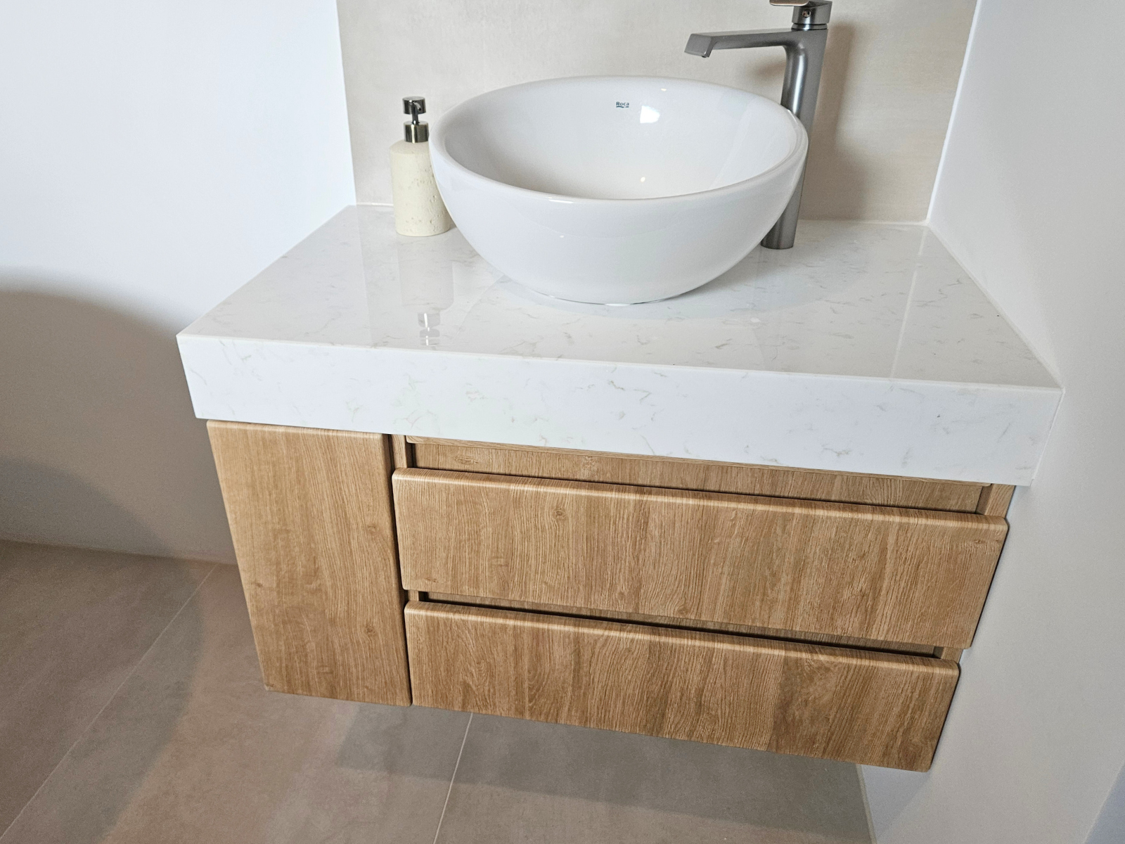 Mobilier pentru baie realizat la comandă de NORVINIA