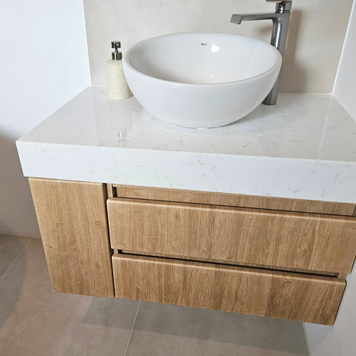 Mobilier pentru baie realizat la comandă de NORVINIA