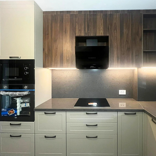 Mobilier pentru bucătărie NORVINIA, cu blat din cuarț compozit și chiuvetă montată sub blat