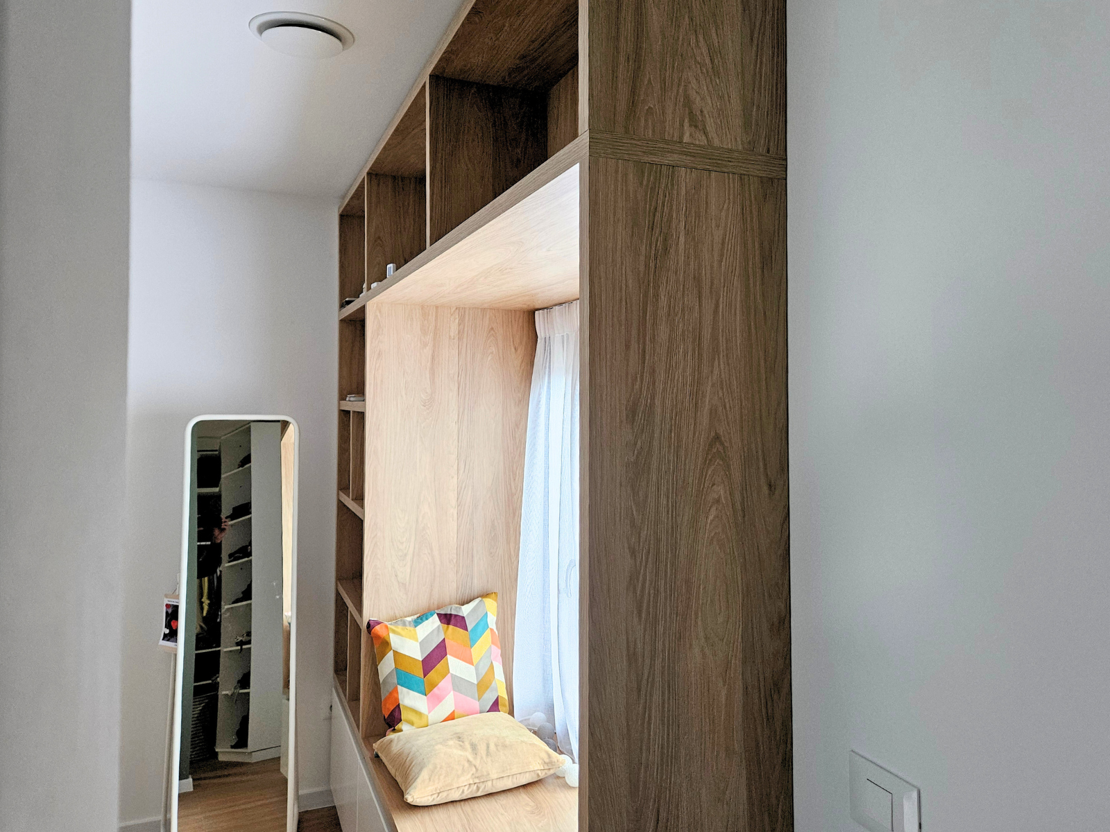 Mobilier la comandă pentru dormitor, zonă fereastră, NORVINIA