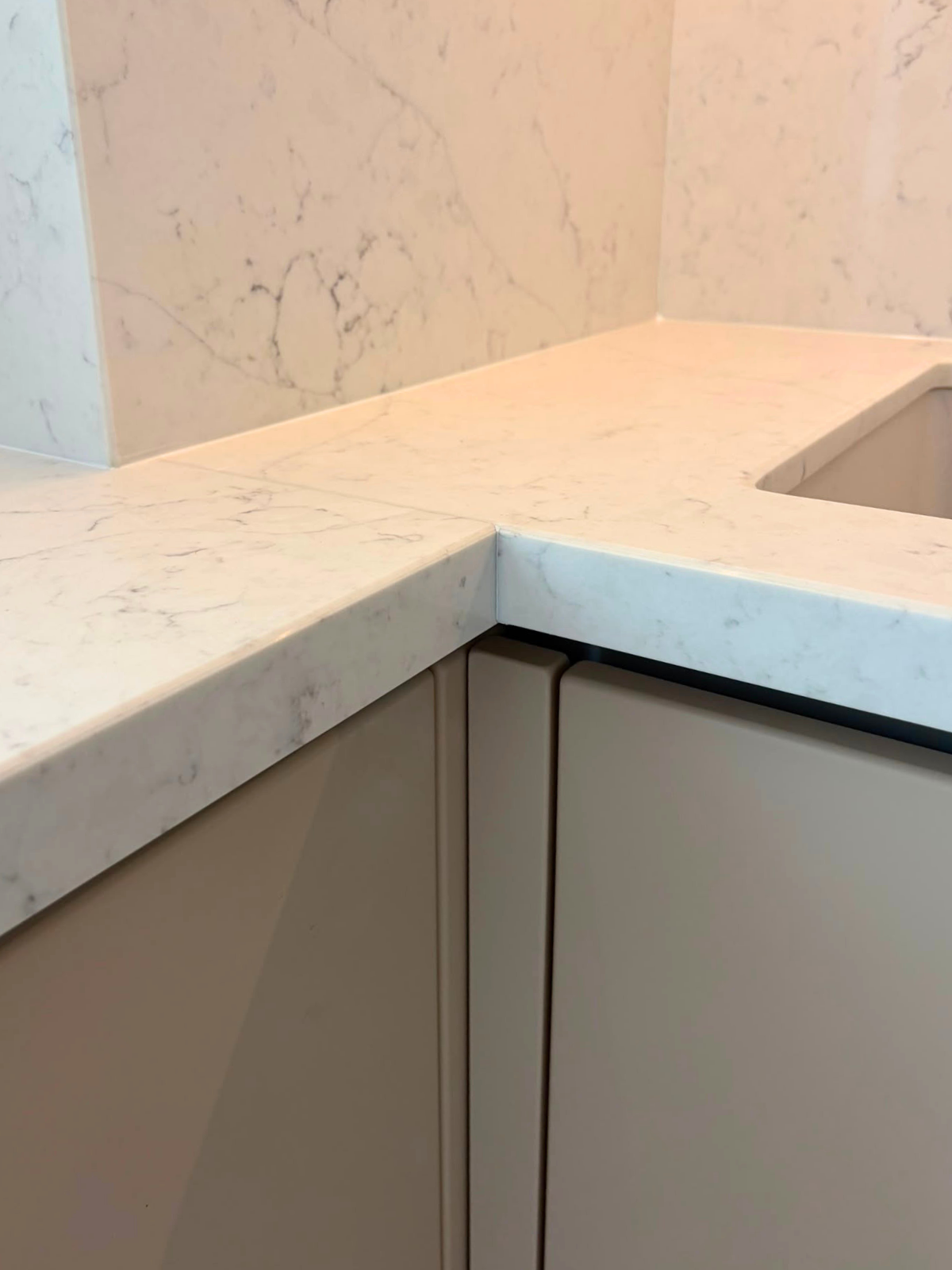Mobilier de bucătărie cu fronturi din MDF termoformat, cu blat și contrablat din cuarț compozit și mânere tip profil GOLA
