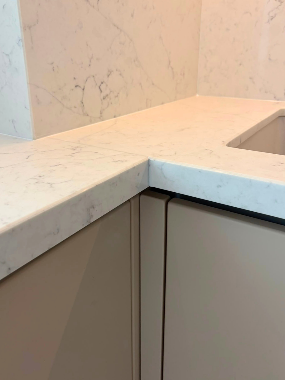Mobilier de bucătărie cu fronturi din MDF termoformat, cu blat și contrablat din cuarț compozit și mânere tip profil GOLA
