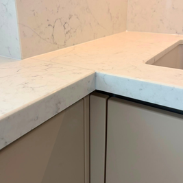 Mobilier de bucătărie cu fronturi din MDF termoformat, cu blat și contrablat din cuarț compozit și mânere tip profil GOLA