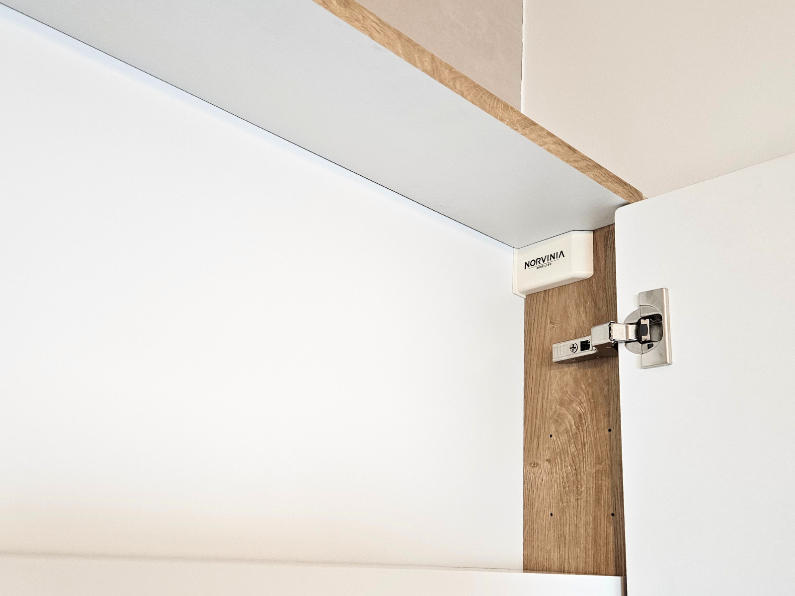 Mobilier pentru baie realizat la comandă de NORVINIA