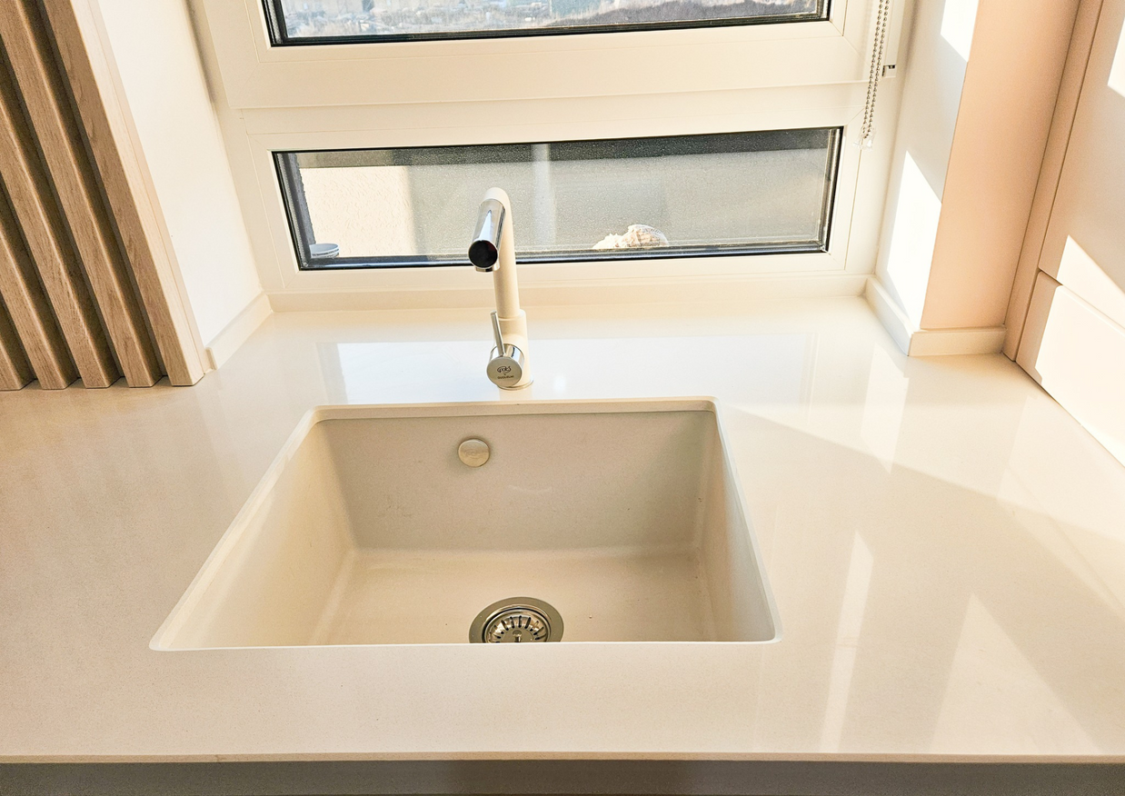 Mobilă bucătărie fabricată la comandă de NORVINIA din MDF termoformat, blat și glaf geam din cuarț compozit cu chiuvetă montată sub blat