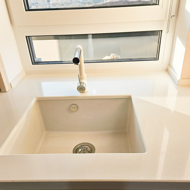 Mobilă bucătărie fabricată la comandă de NORVINIA din MDF termoformat, blat și glaf geam din cuarț compozit cu chiuvetă montată sub blat