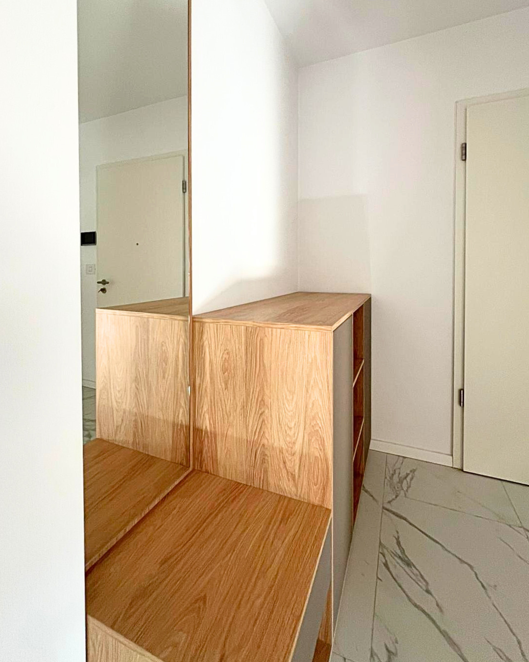 Mobilier pentru hol cu oglindă realizat la comandă de NORVINIA