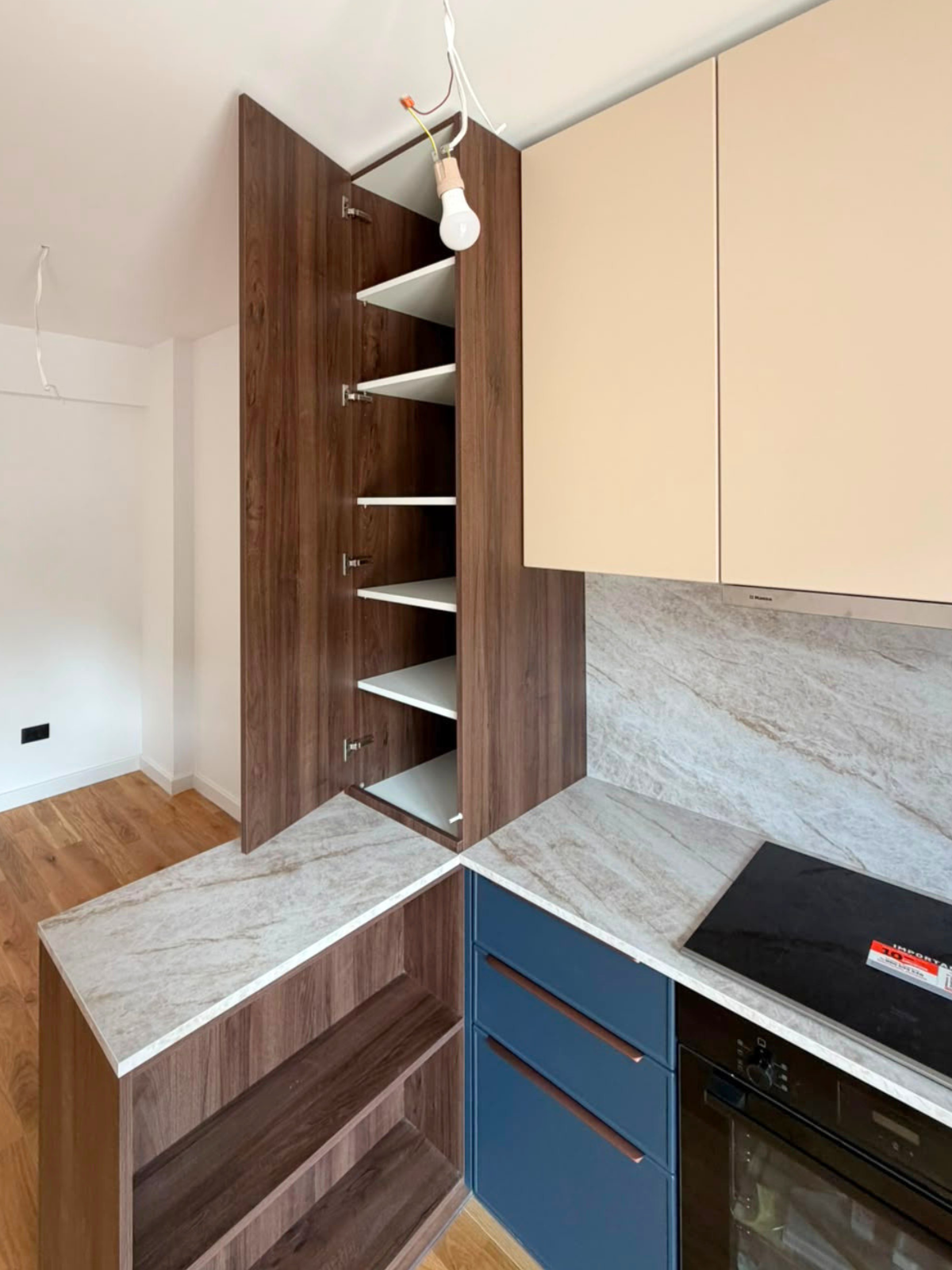 Mobilier din MDF termoformat cu blat termorezistent și mânere metalice aplicate/tip profil GOLA