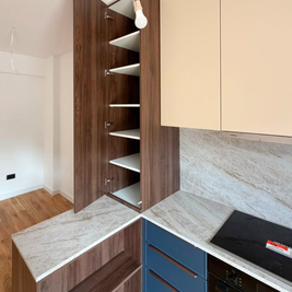 Mobilier din MDF termoformat cu blat termorezistent și mânere metalice aplicate/tip profil GOLA