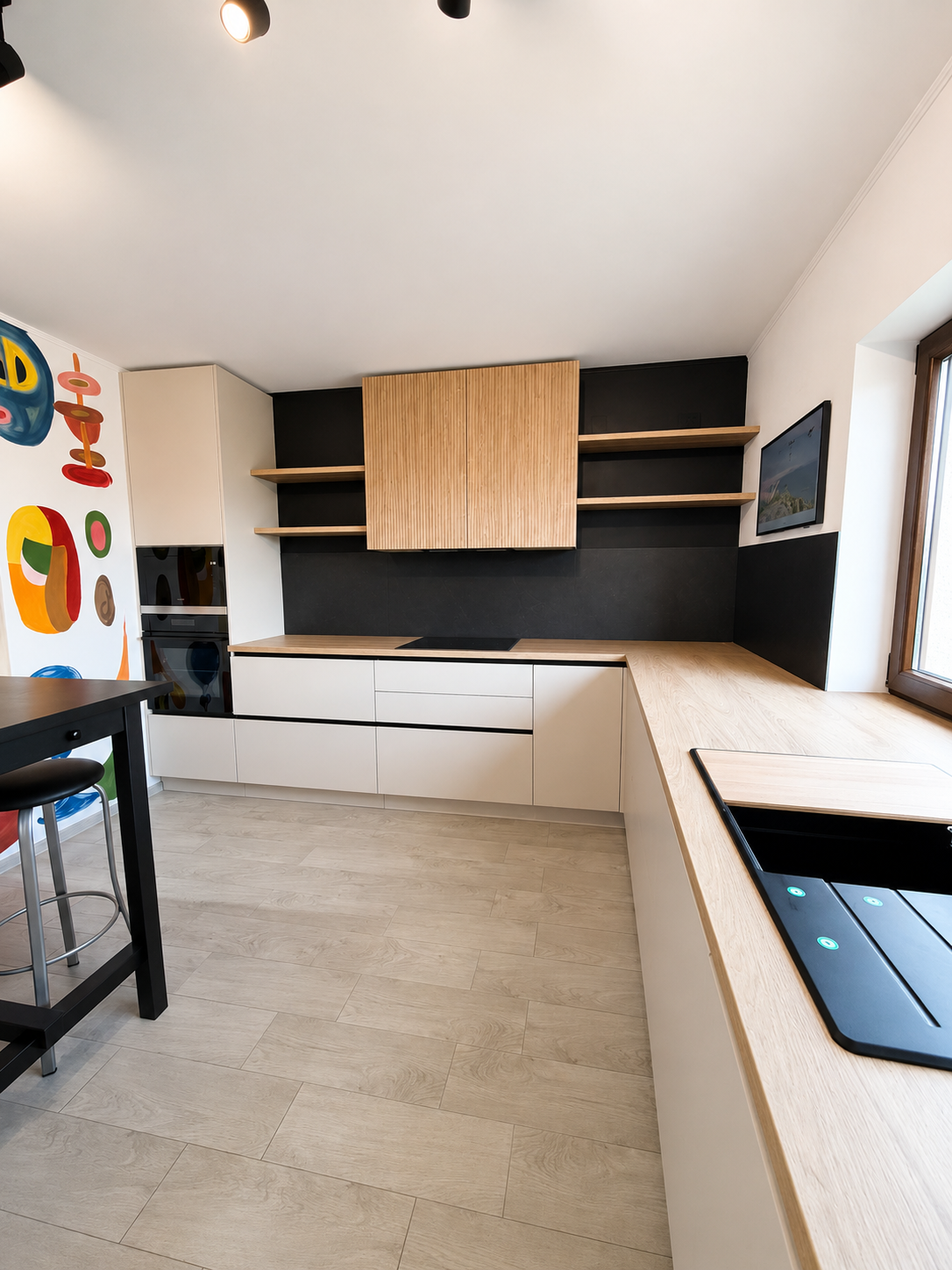 Mobilier de bucătărie NORVINIA, cu fronturi din MDF termoformat în două culori, blat termorezistent EGGER și mânere tip profil GOLA