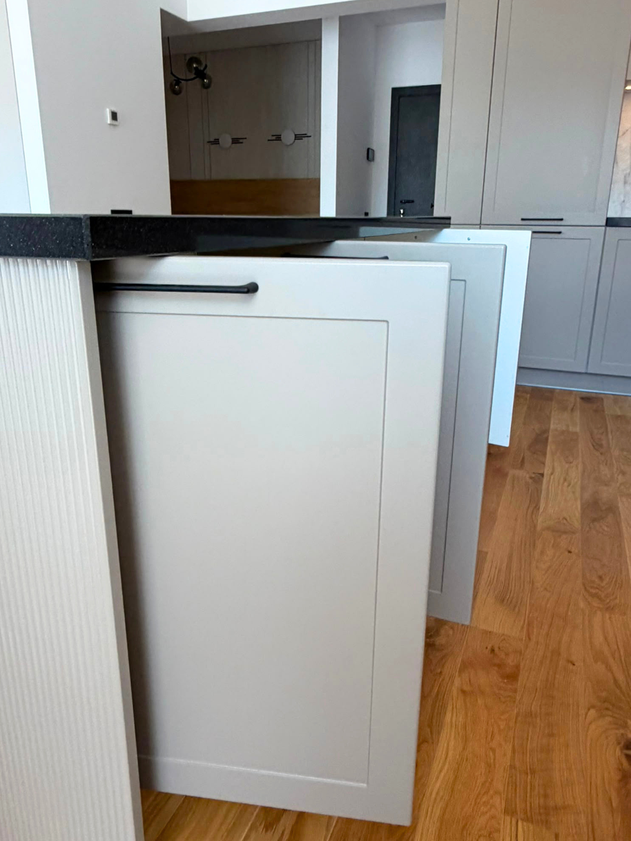Mobilier din MDF termoformat cu blat din cuarț compozit și chiuvetă montată sub blat