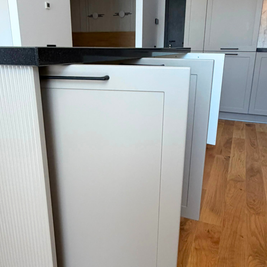 Mobilier din MDF termoformat cu blat din cuarț compozit și chiuvetă montată sub blat