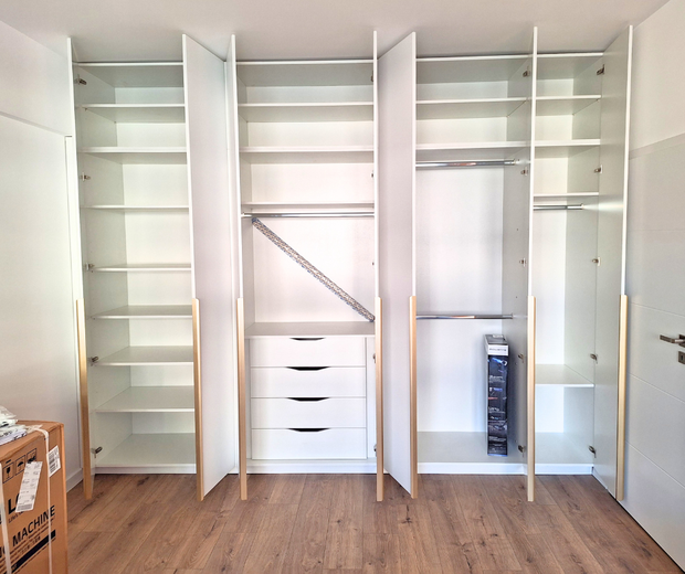 Dressing alb cu accente aurii realizat la comandă de NORVINIA