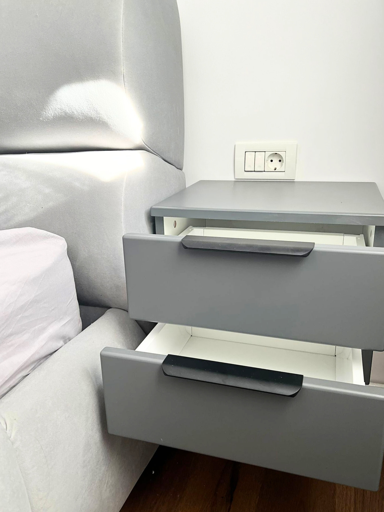 Mobilier la comandă pentru dormitor, din MDF termoformat - comodă, dressing, noptiere