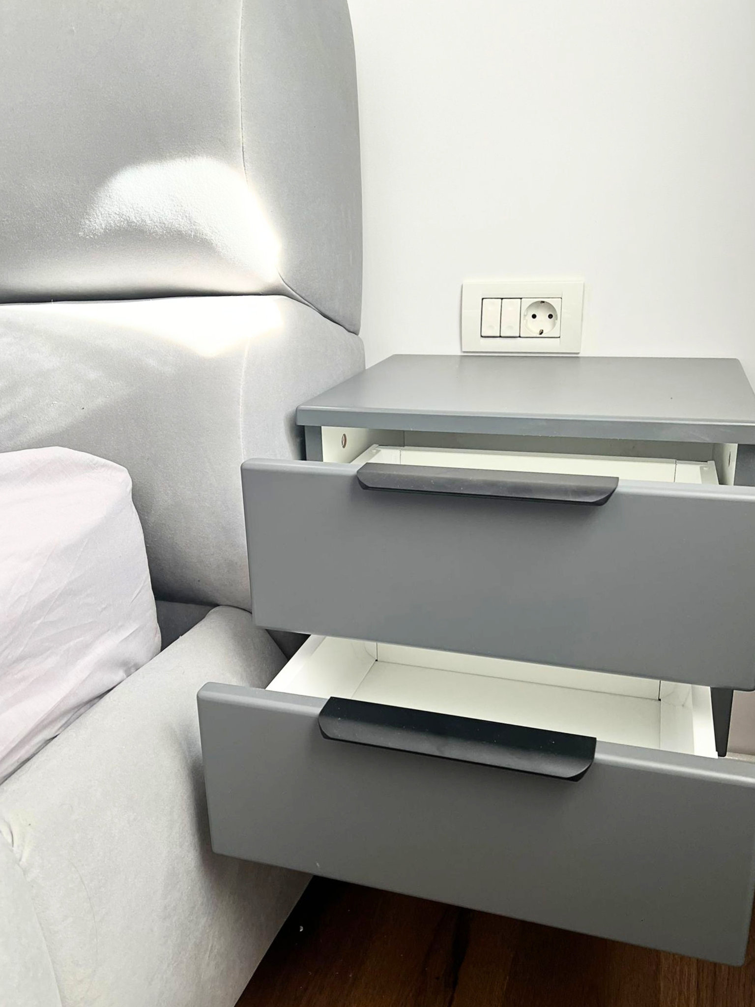 Mobilier la comandă pentru dormitor, din MDF termoformat - comodă, dressing, noptiere