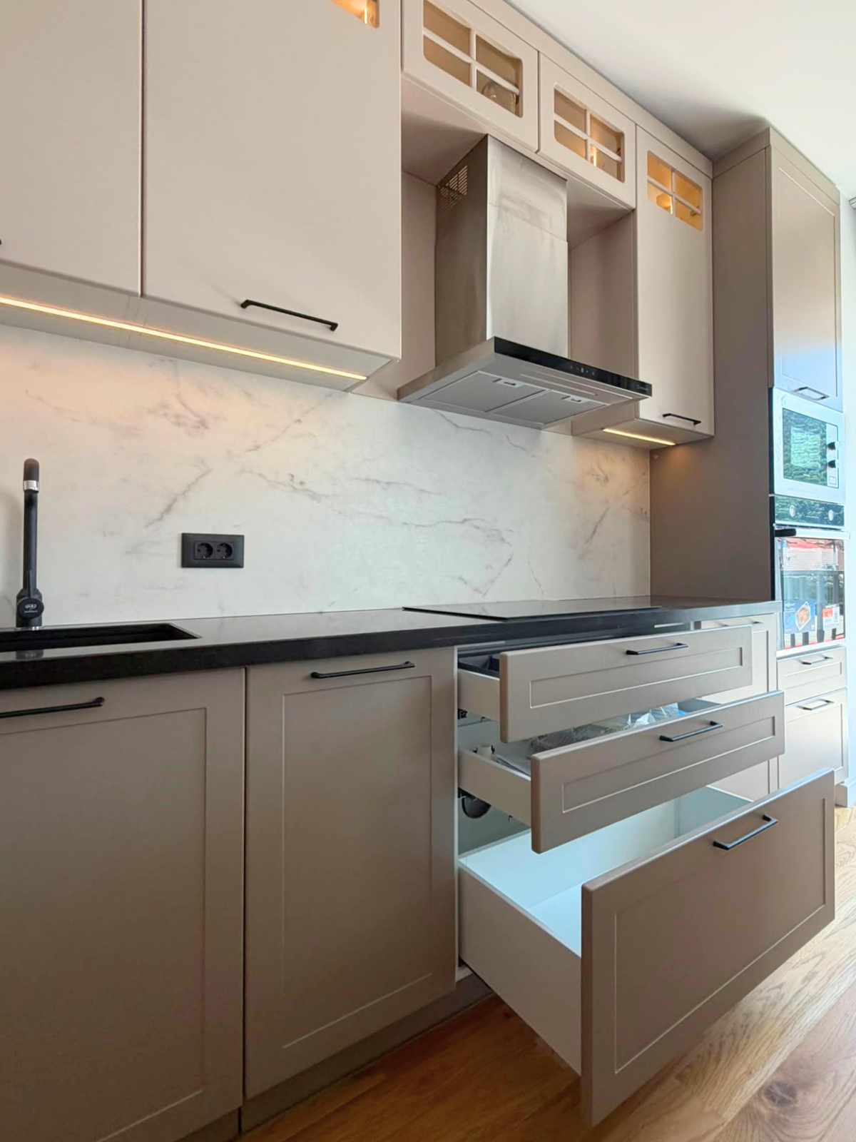 Mobilier din MDF termoformat cu blat din cuarț compozit și chiuvetă montată sub blat
