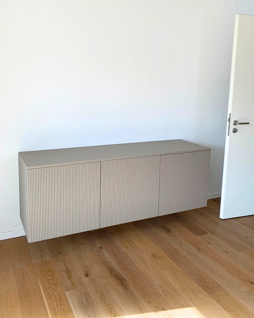 Mobilier pentru living realizat la comandă de NORVINIA