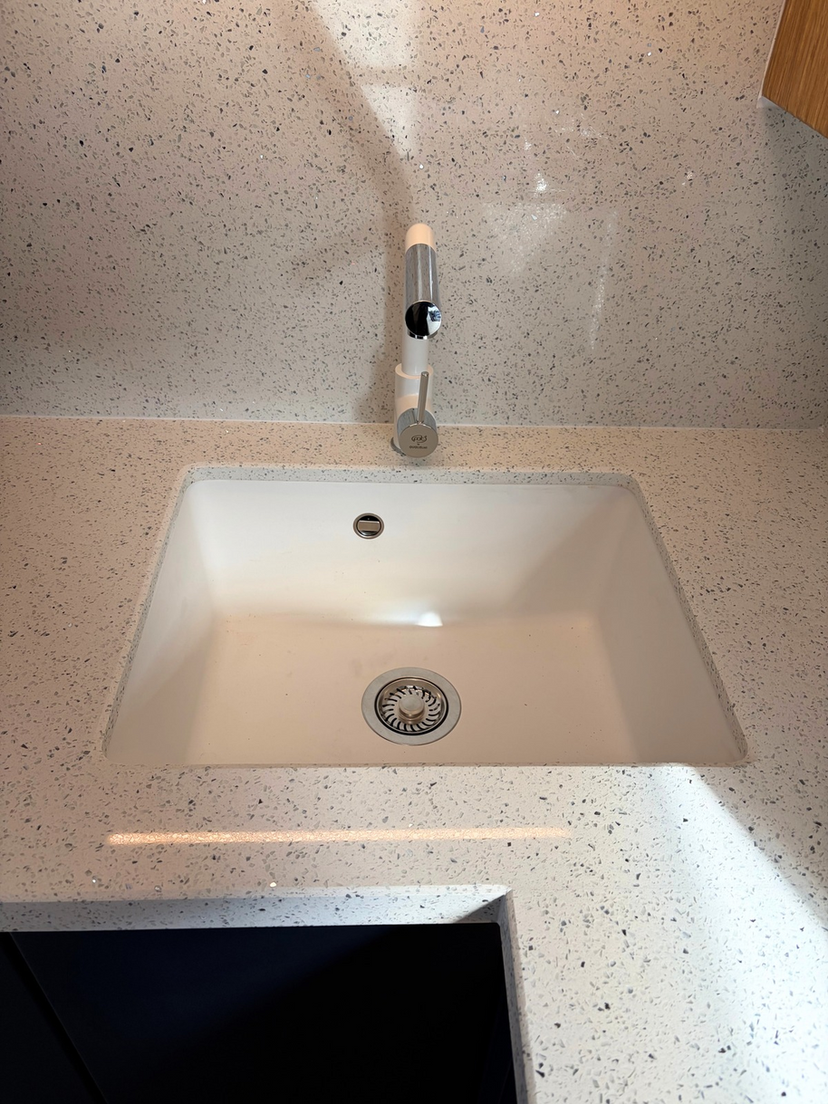 Mobilier din MDF termoformat cu blat, contrablat din cuarț compozit și mânere tip profil GOLA
