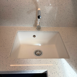 Mobilier din MDF termoformat cu blat, contrablat din cuarț compozit și mânere tip profil GOLA