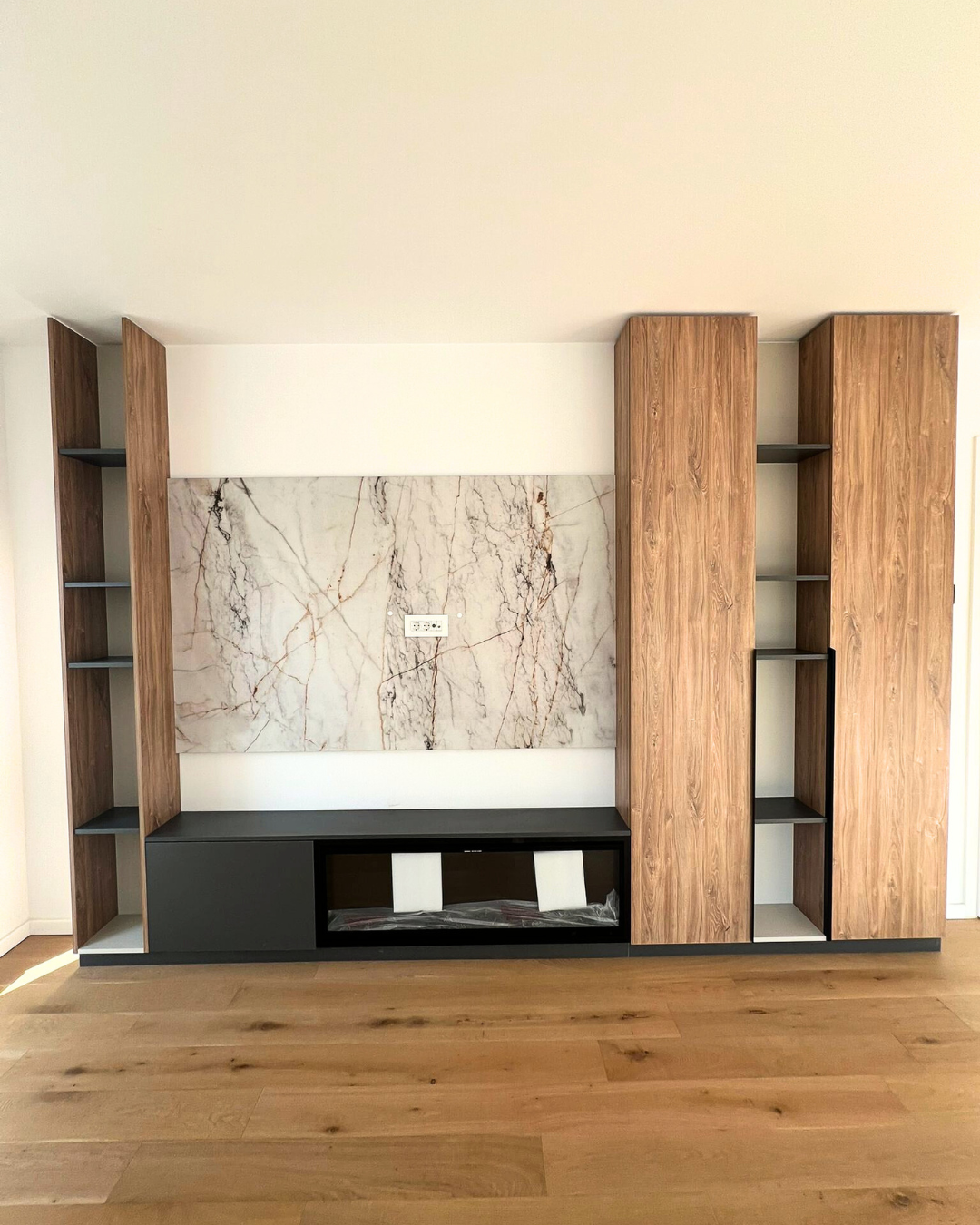 Mobilier pentru living realizat la comandă de NORVINIA