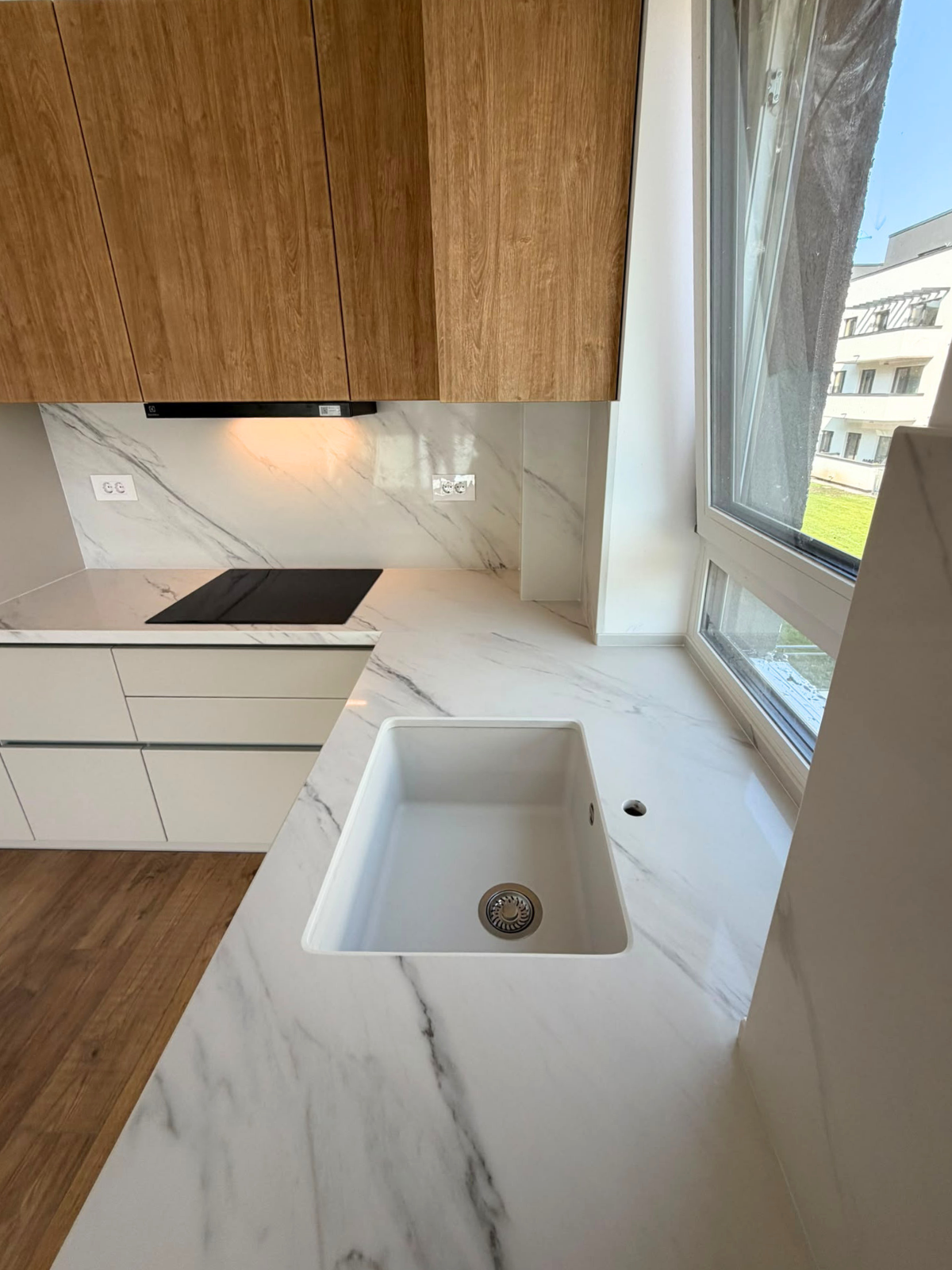 Mobilier din MDF termoformat cu blat din cuarț compozit și mânere GOLA