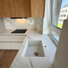 Mobilier din MDF termoformat cu blat din cuarț compozit și mânere GOLA