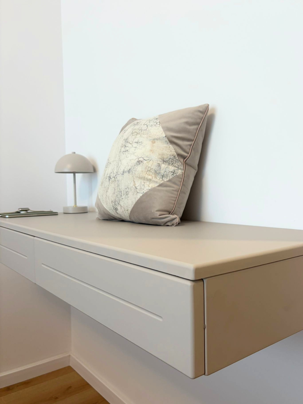 Mobilier la comandă din MDF termoformat pentru dormitor - noptieră, consolă și dressing