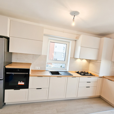 Mobilă bucătărie fabricată la comandă de NORVINIA din MDF termoformat