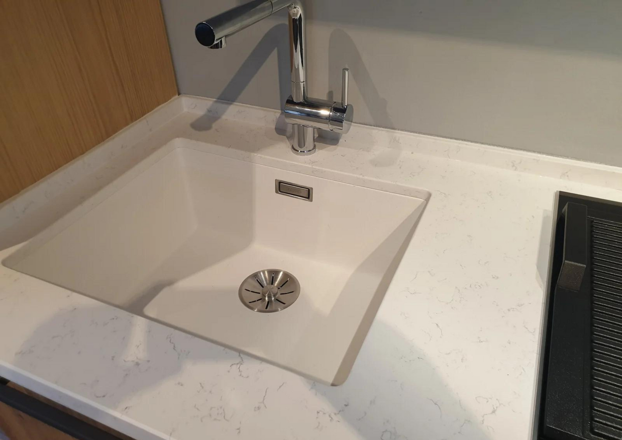 Chiuvetă sub blat din granit, fără picurător și cu o cuvă