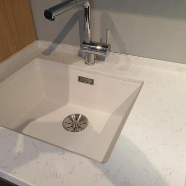 Chiuvetă sub blat din granit, fără picurător și cu o cuvă