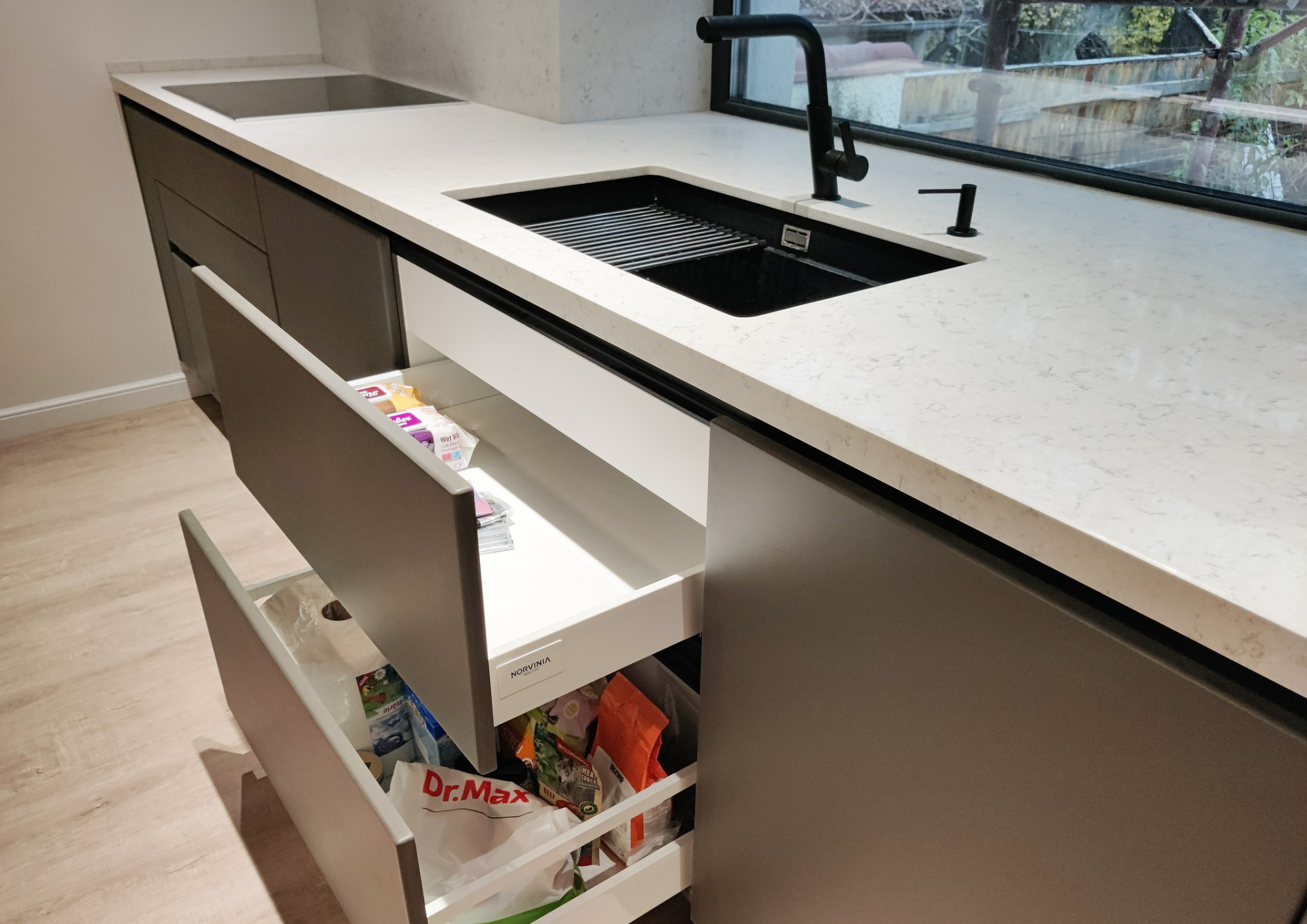 Mobilă bucătărie fabricată la comandă de NORVINIA din MDF termoformat, blat și glaf geam din cuarț compozit