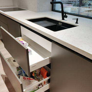 Mobilă bucătărie fabricată la comandă de NORVINIA din MDF termoformat, blat și glaf geam din cuarț compozit