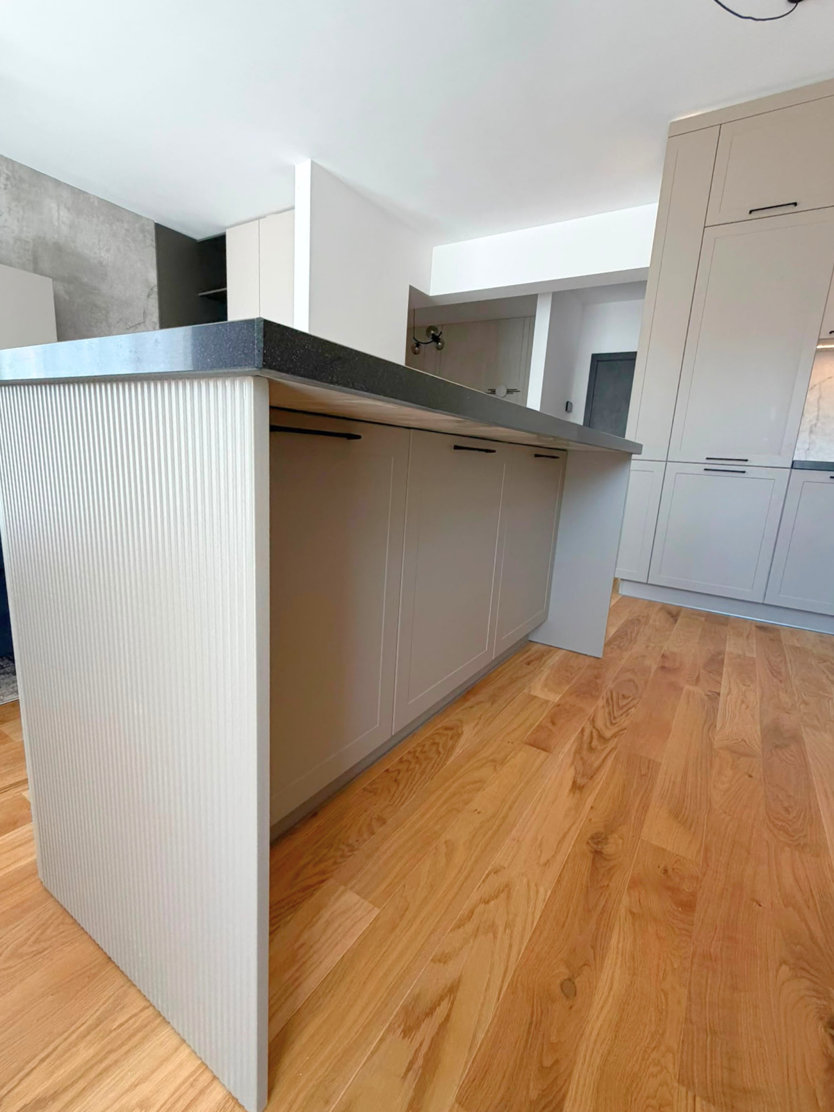 Mobilier din MDF termoformat cu blat din cuarț compozit și chiuvetă montată sub blat