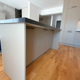 Mobilier din MDF termoformat cu blat din cuarț compozit și chiuvetă montată sub blat