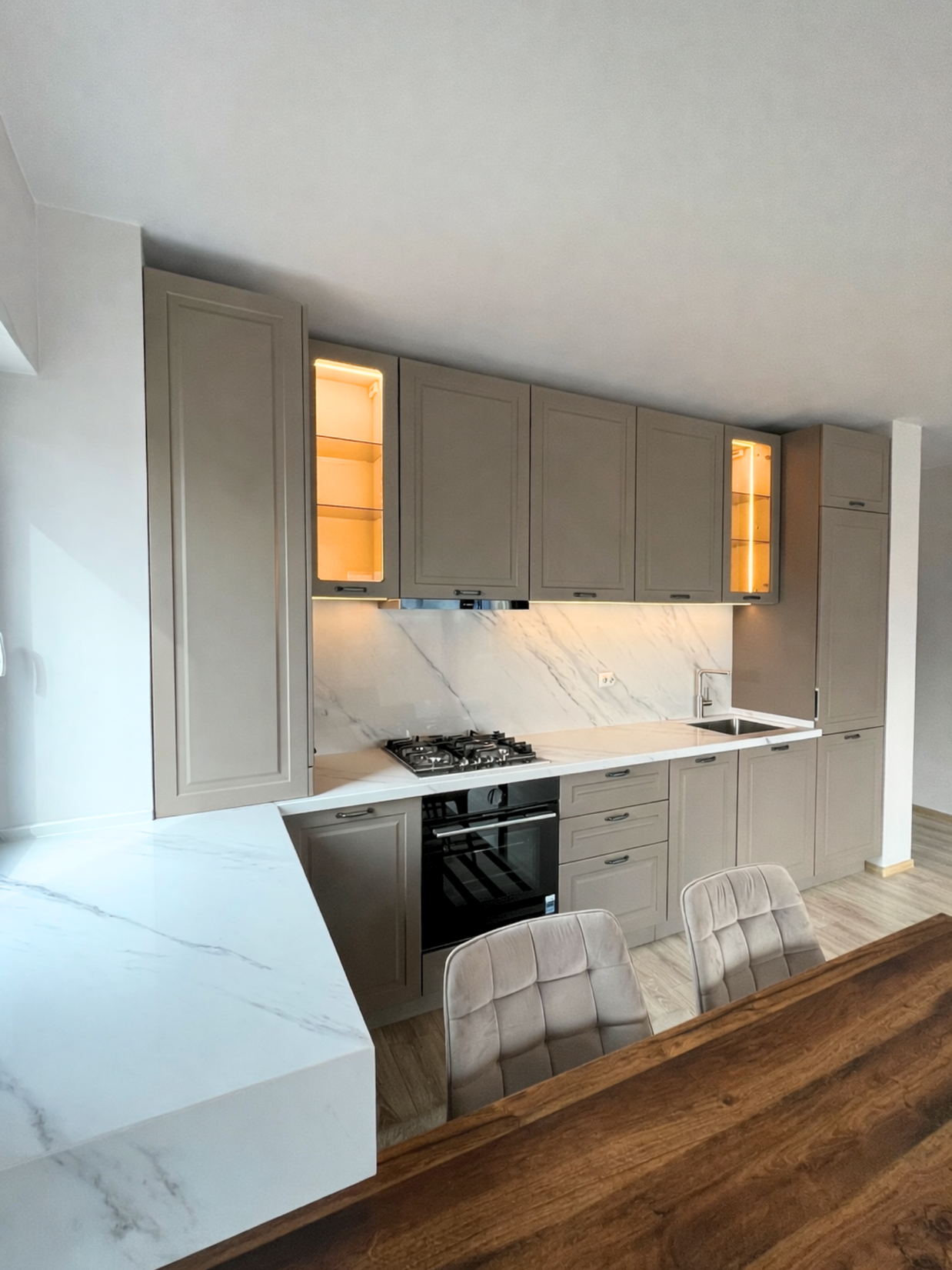 Mobilier la comandă pentru bucătărie NORVINIA, cu mânere metalice aplicate și blat din cuarț compozit