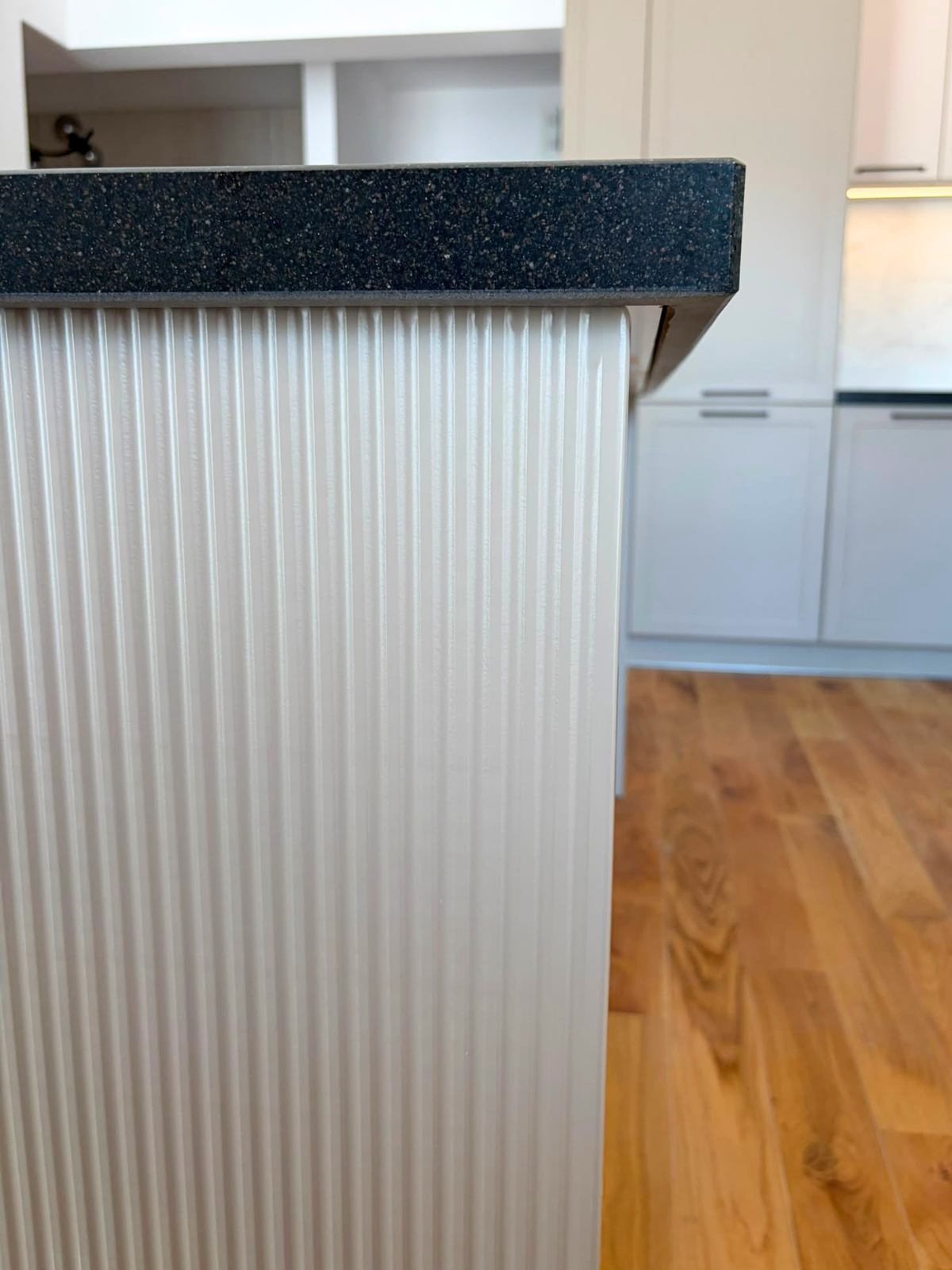 Mobilier din MDF termoformat cu blat din cuarț compozit și chiuvetă montată sub blat