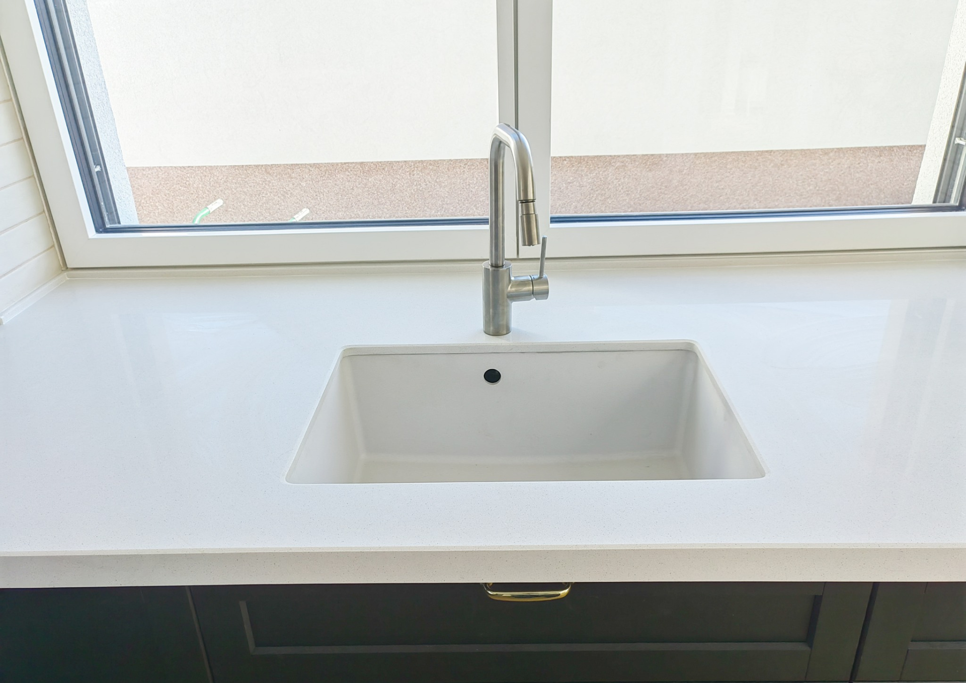 Blat din cuarț compozit NORVINIA, blat bucătărie și glaf geam din același material, chiuvetă montată sub blat, îmbinare blat în 