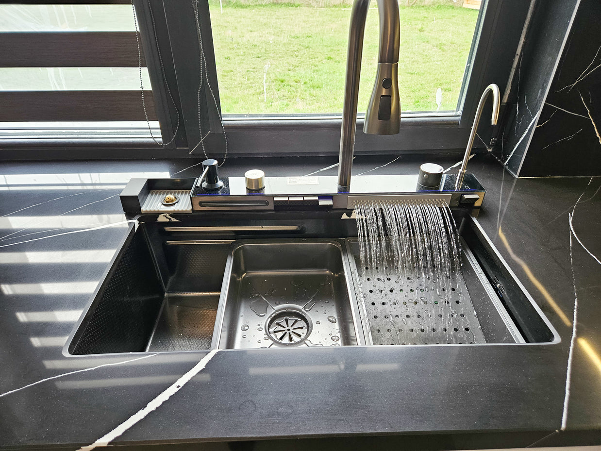 Mobilă de bucătărie fabricată la comandă de NORVINIA cu blat din cuarț compozit, mobilier din MDF termoformat