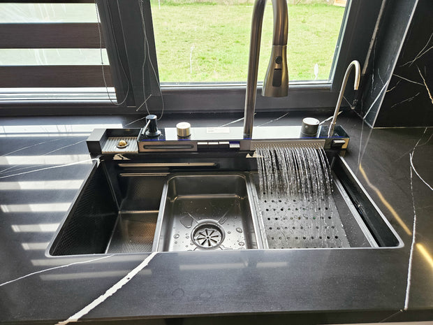 Mobilă de bucătărie fabricată la comandă de NORVINIA cu blat din cuarț compozit, mobilier din MDF termoformat