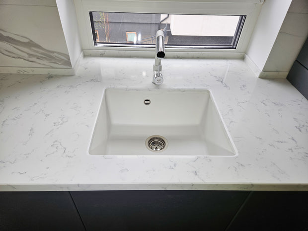 Mobilă de bucătărie din MDF termoformat fabricată la comandă de NORVINIA cu blat din cuarț compozit