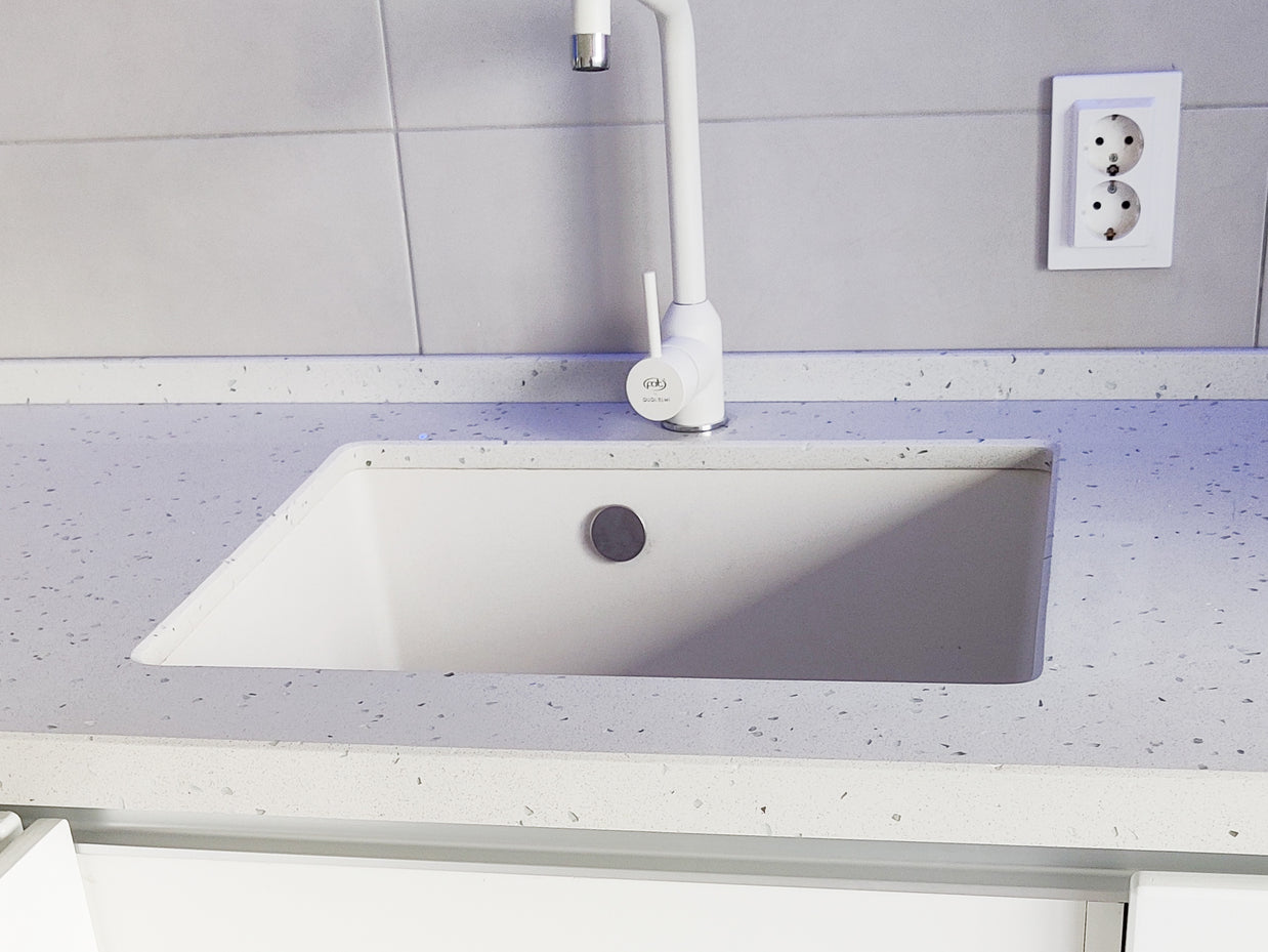 Mobilier bucătărie NORVINIA, cu mânere Gola ascunse în spatele ușilor, blat din cuarț compozit și chiuvetă montată sub blat