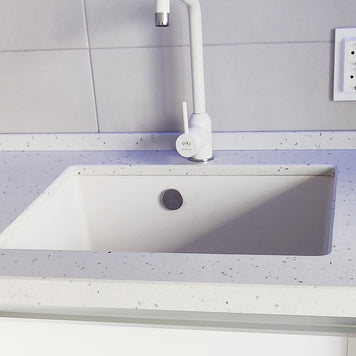 Mobilier bucătărie NORVINIA, cu mânere Gola ascunse în spatele ușilor, blat din cuarț compozit și chiuvetă montată sub blat