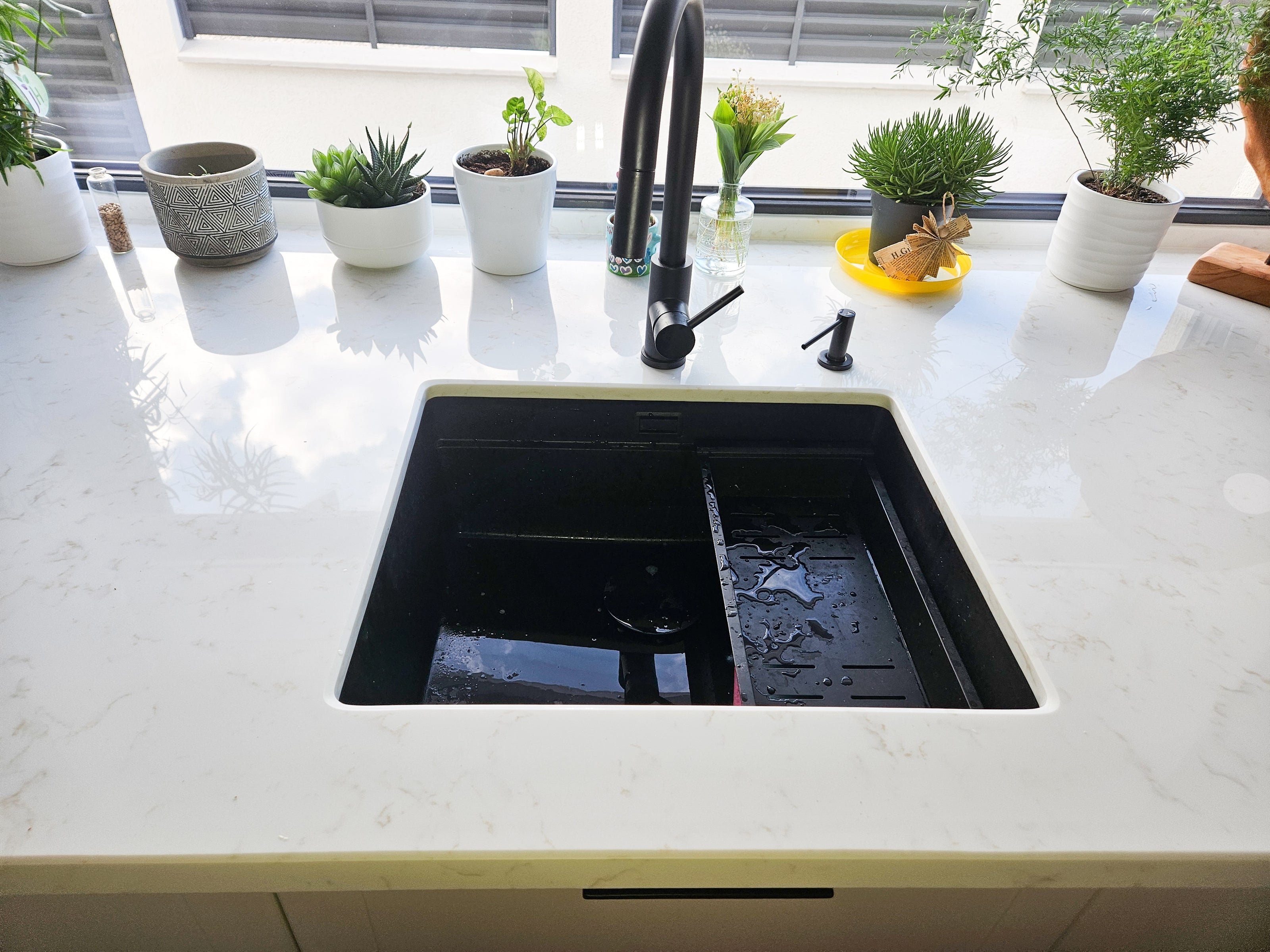 Mobilă de bucătărie fabricată la comandă de NORVINIA cu blat și glaf geam din cuarț compozit, mobilier din MDF termoformat